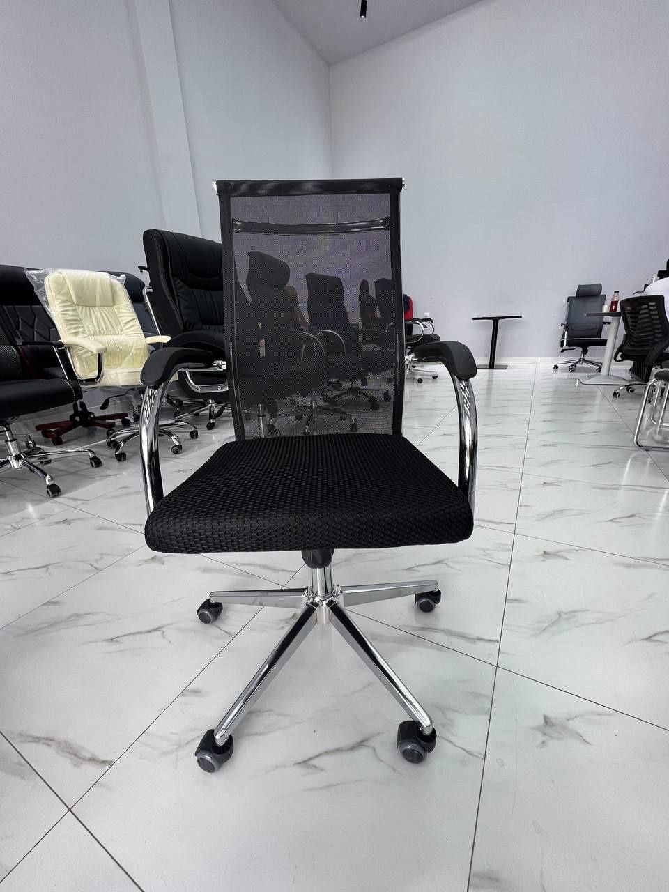 Офисное кресло model