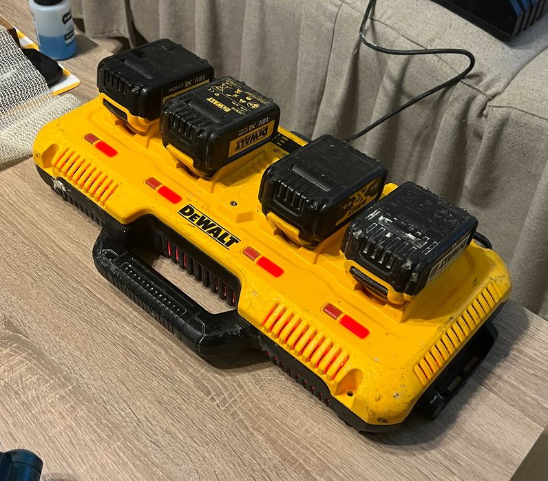 Incarcator DeWalt DCB104 rapid 4 porturi 12V 18V XR Li Ion 8A