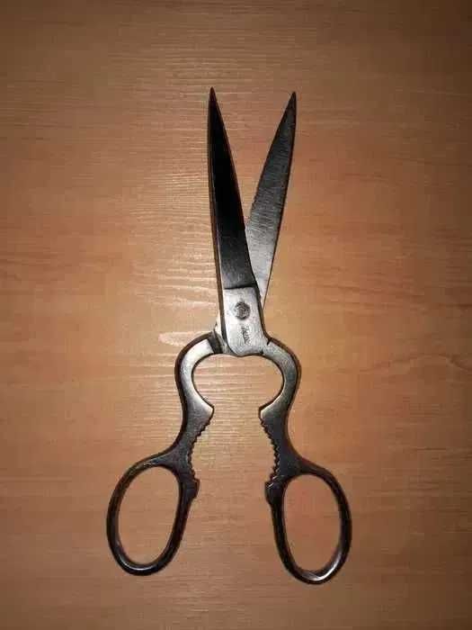 Veche foarfeca de croitorie