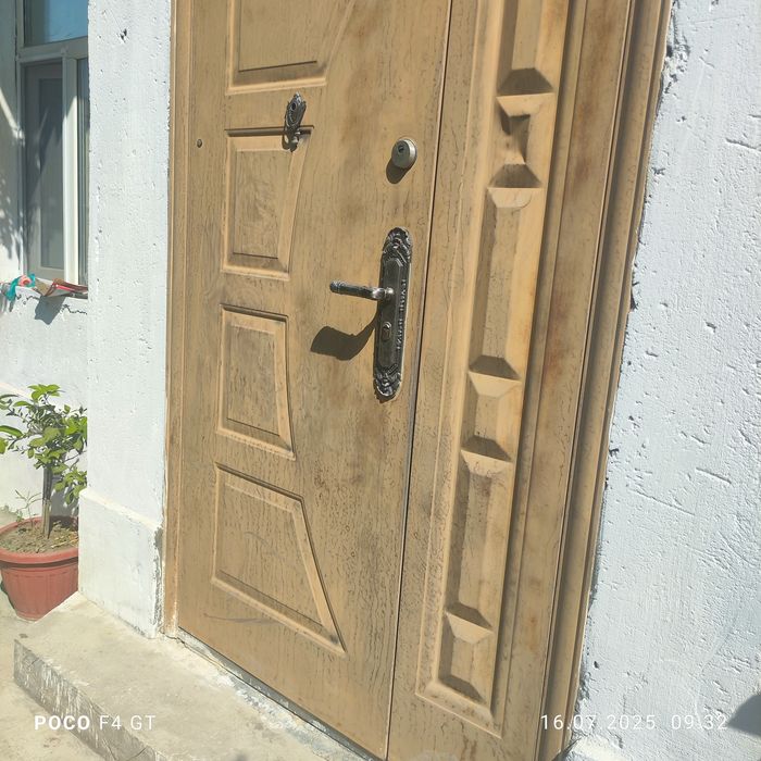 Двухсторонный входной дверь продается срочно