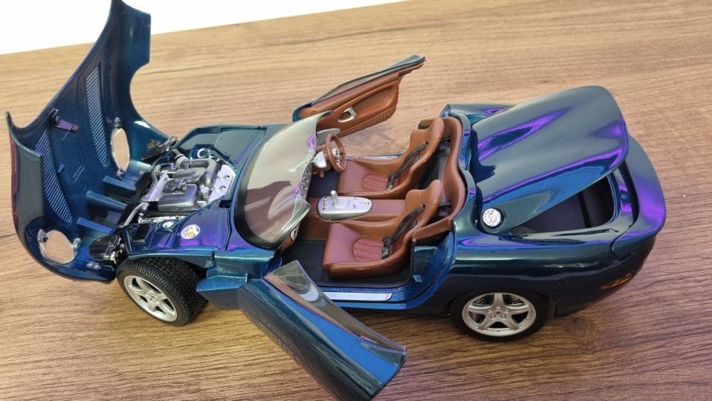 JAGUAR XK180 1:18 macheta