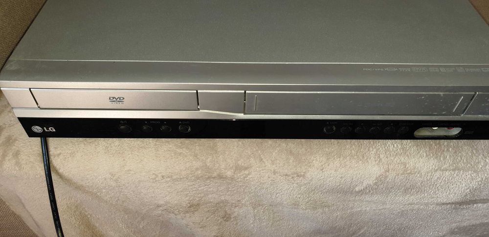 Video casetofon cu dvd LG  !