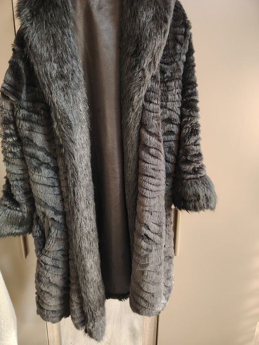 Дамско черно палто с косъм