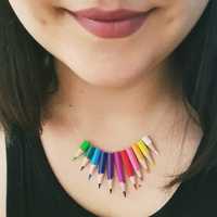 Colier din creioane colorate