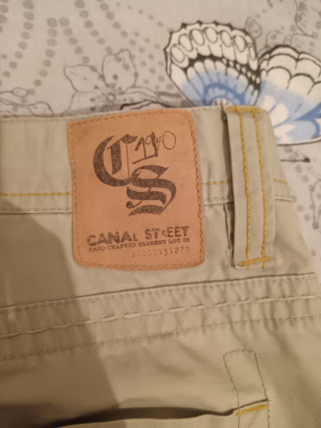 Vand blugi barbati(20-40 de ani),culoare bej deschis-marime 44