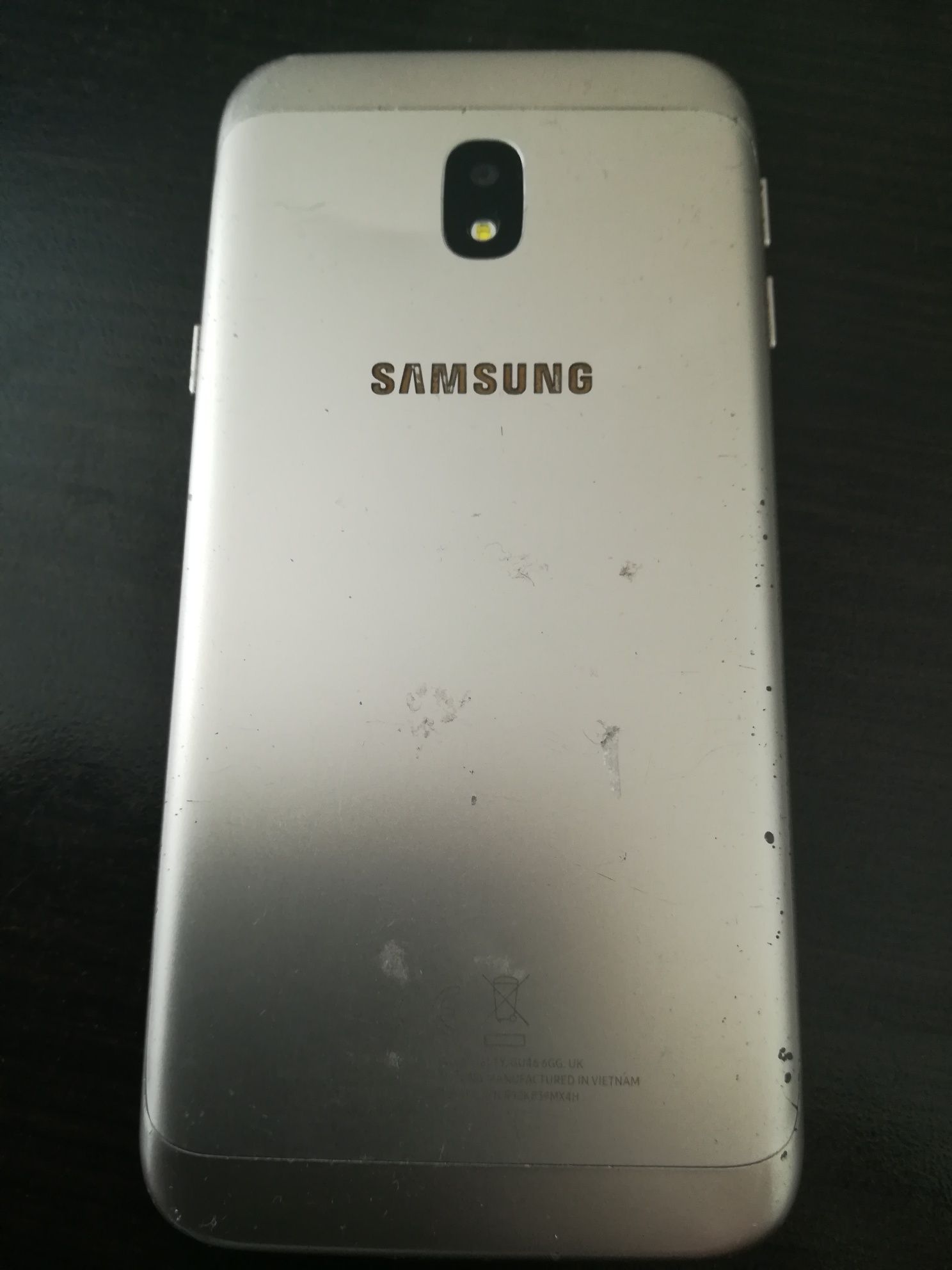 Продавам Samsung J3 2017 16GB SM-J330FN с лек дефект