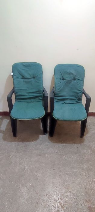 Scaune plastic și lemn