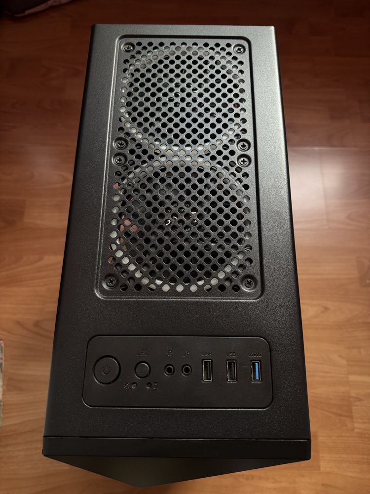 Carcasă Aerocool Shard RGB + 4 ventilatoare incluse