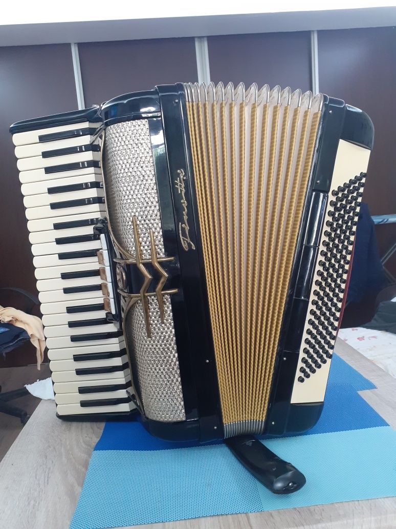 Acordeon FIROTI italian (vand sau schimb)