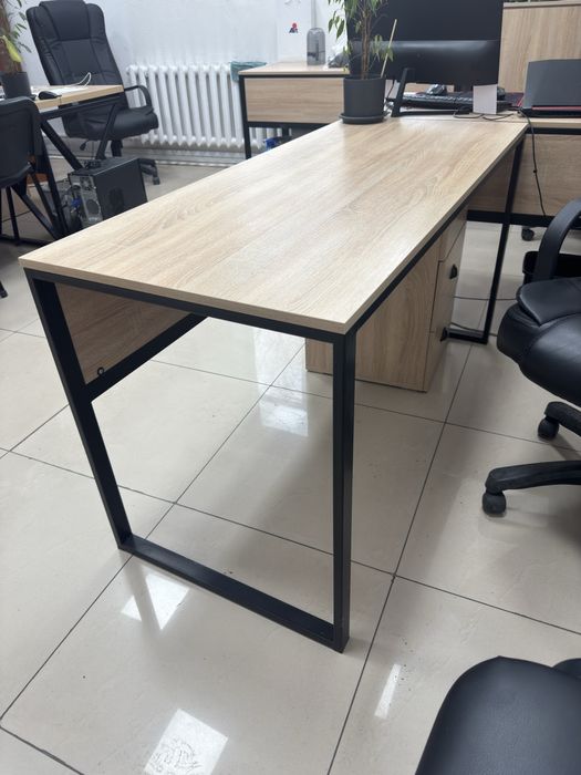 Стол письменный с тумбой.