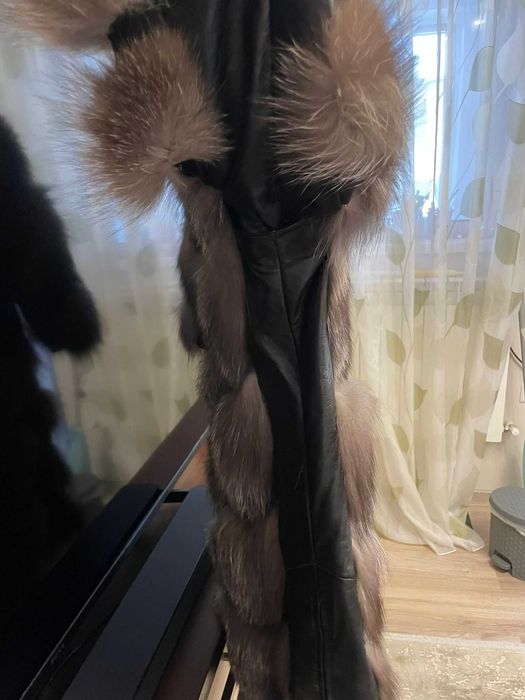 Vestă de blană de vulpe argintie cu inserții din piele neagră