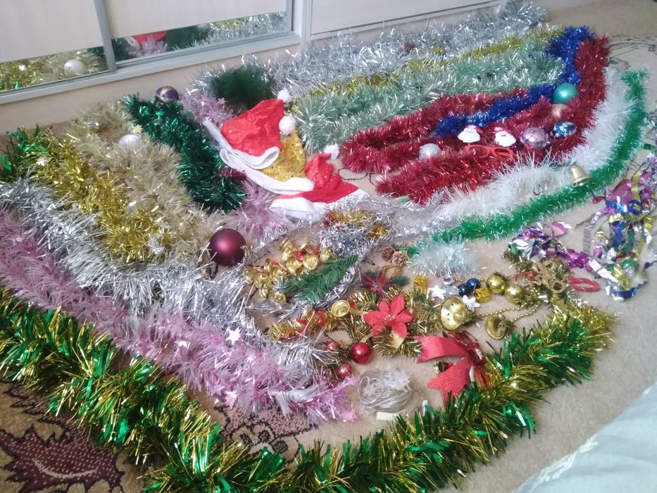Продам ёлочные игрушки, мишуру мешком.
