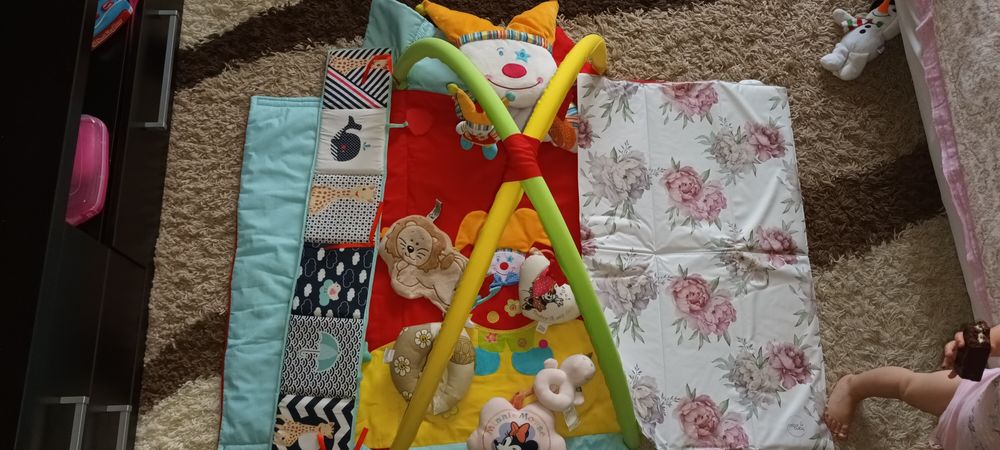 Lot bebe:saltelută,cuburi,arcadă cărucior +alte jucării