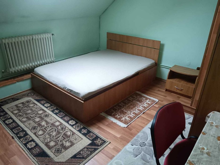 închiriez o camera cu baie pentru o persoana