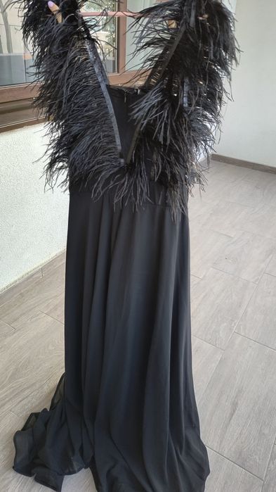 O rochie extrem de eleganta cu pene de struț