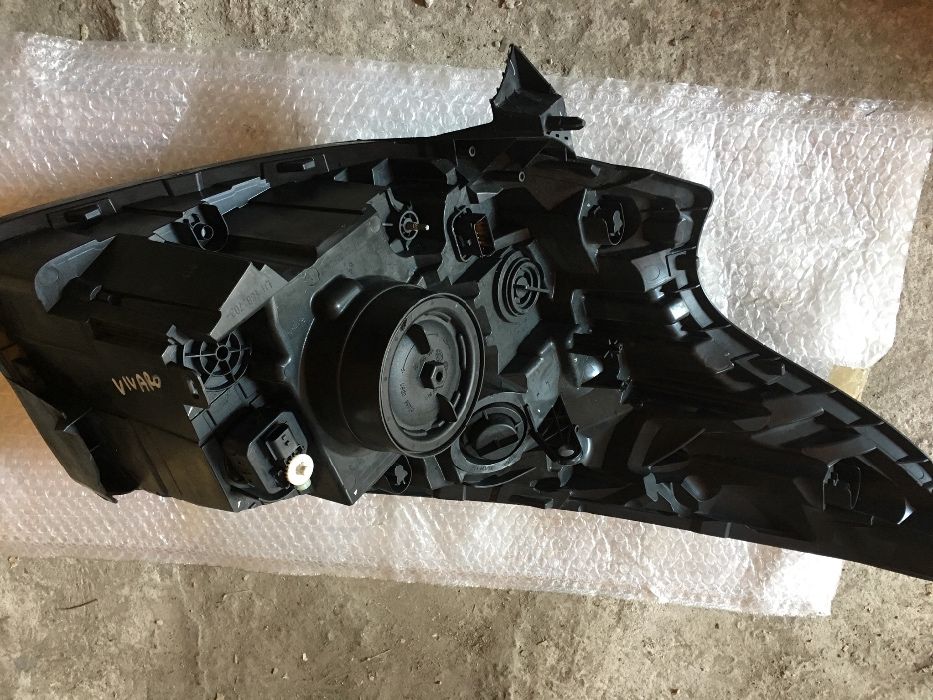 Предна броня и Ляв фар за Opel Vivaro Hella 2014-2019