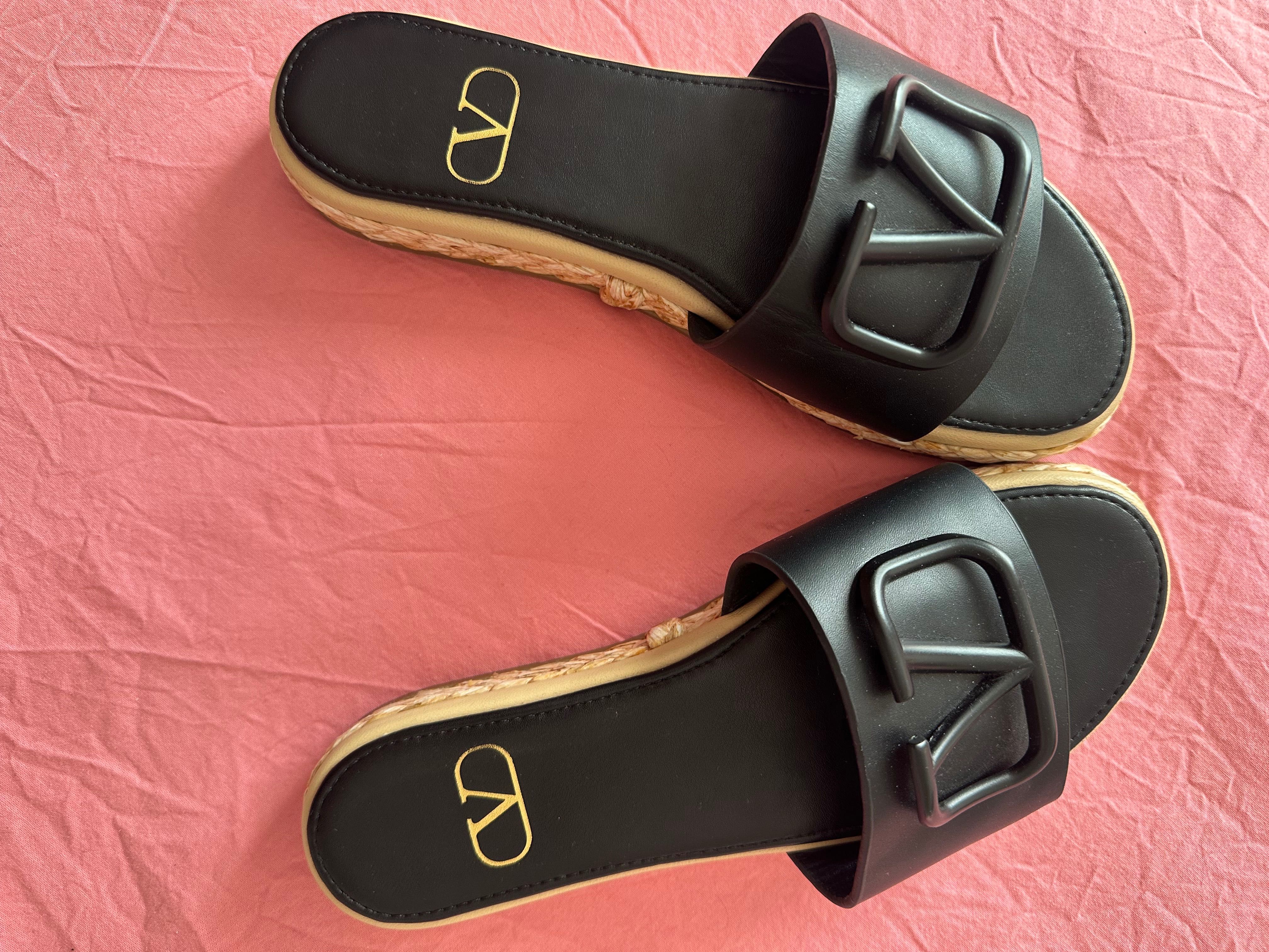 Продавам чехли на VALENTINO