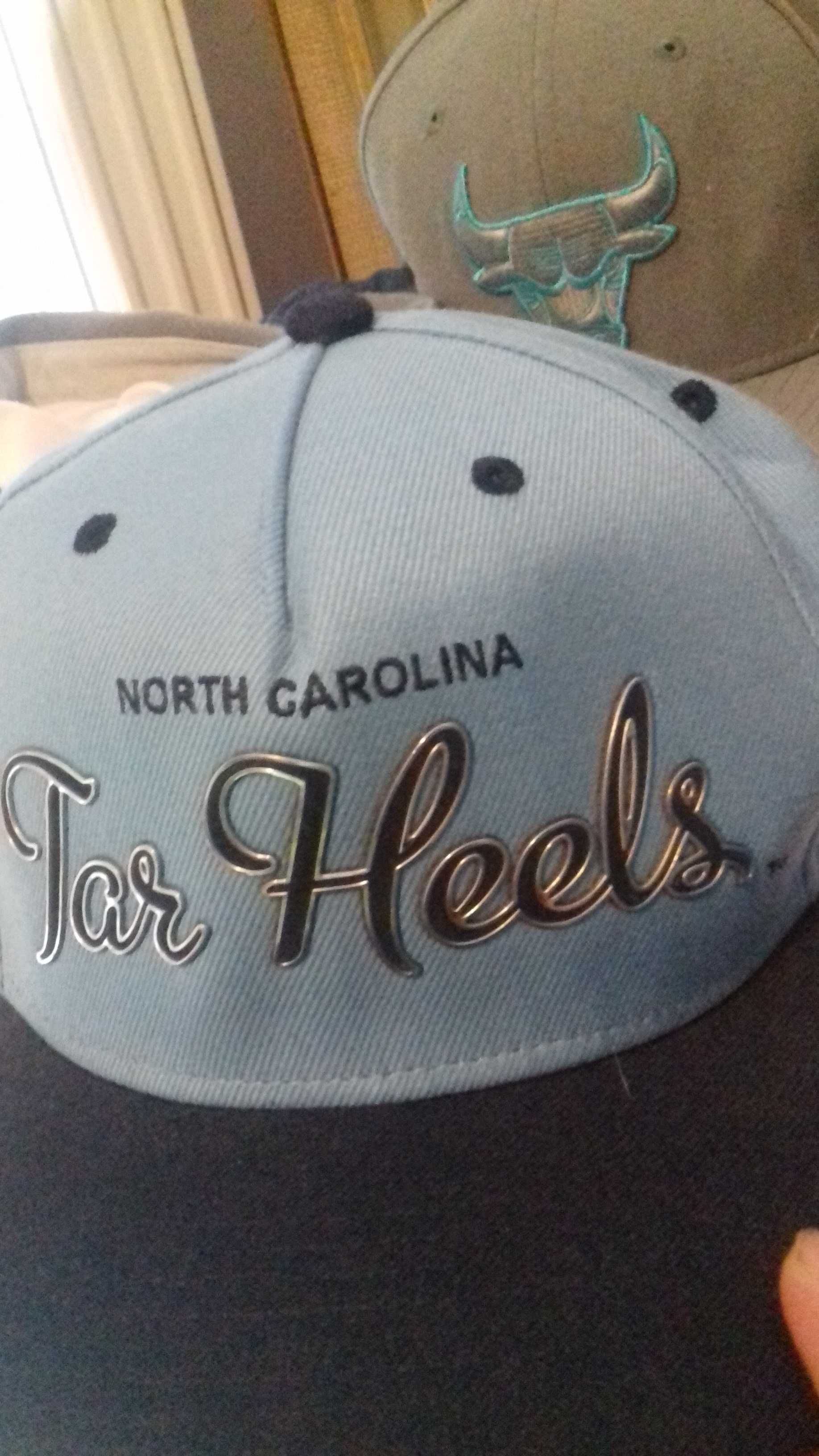 vand   sapca  TAR  HEELS   de  la    MITCHELL  NESS