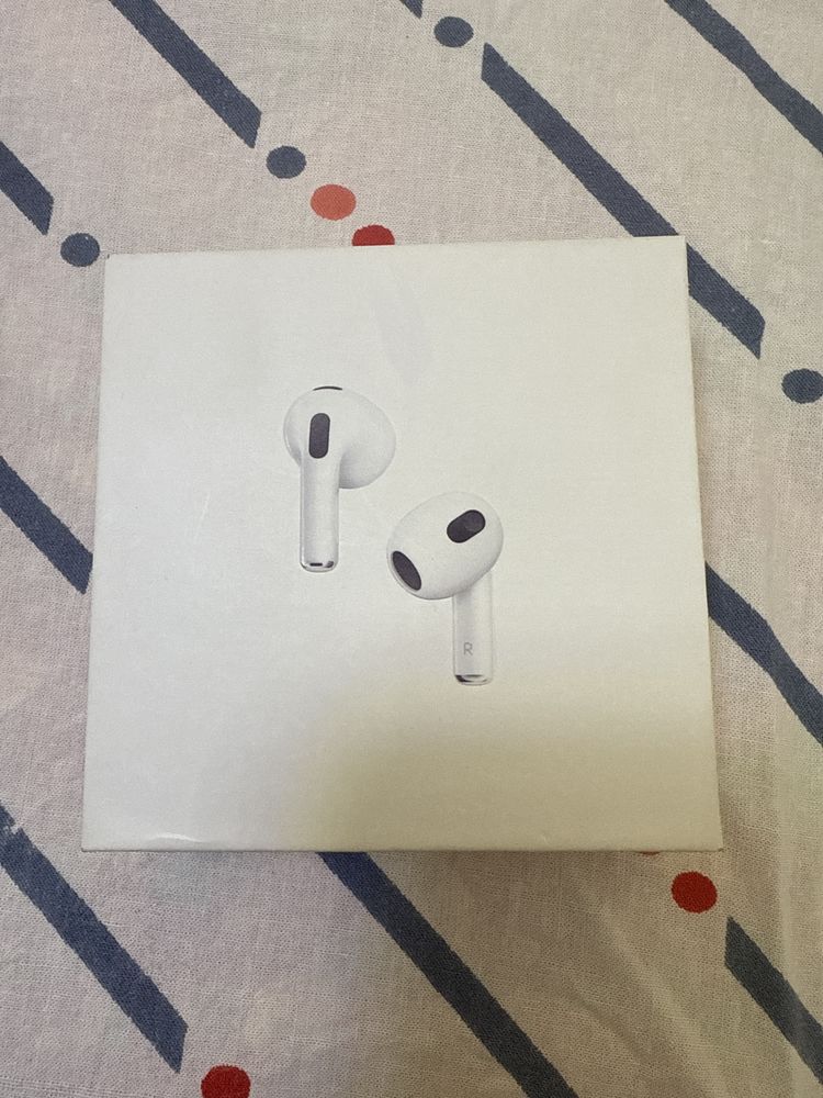 AirPods 4 новый.