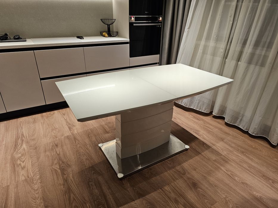 Vând masa extensibila 140-180x80 mdf vopsit + blat sticla