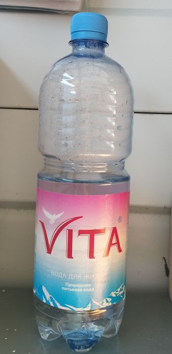 Чистые литровые бутылки из под воды Vita