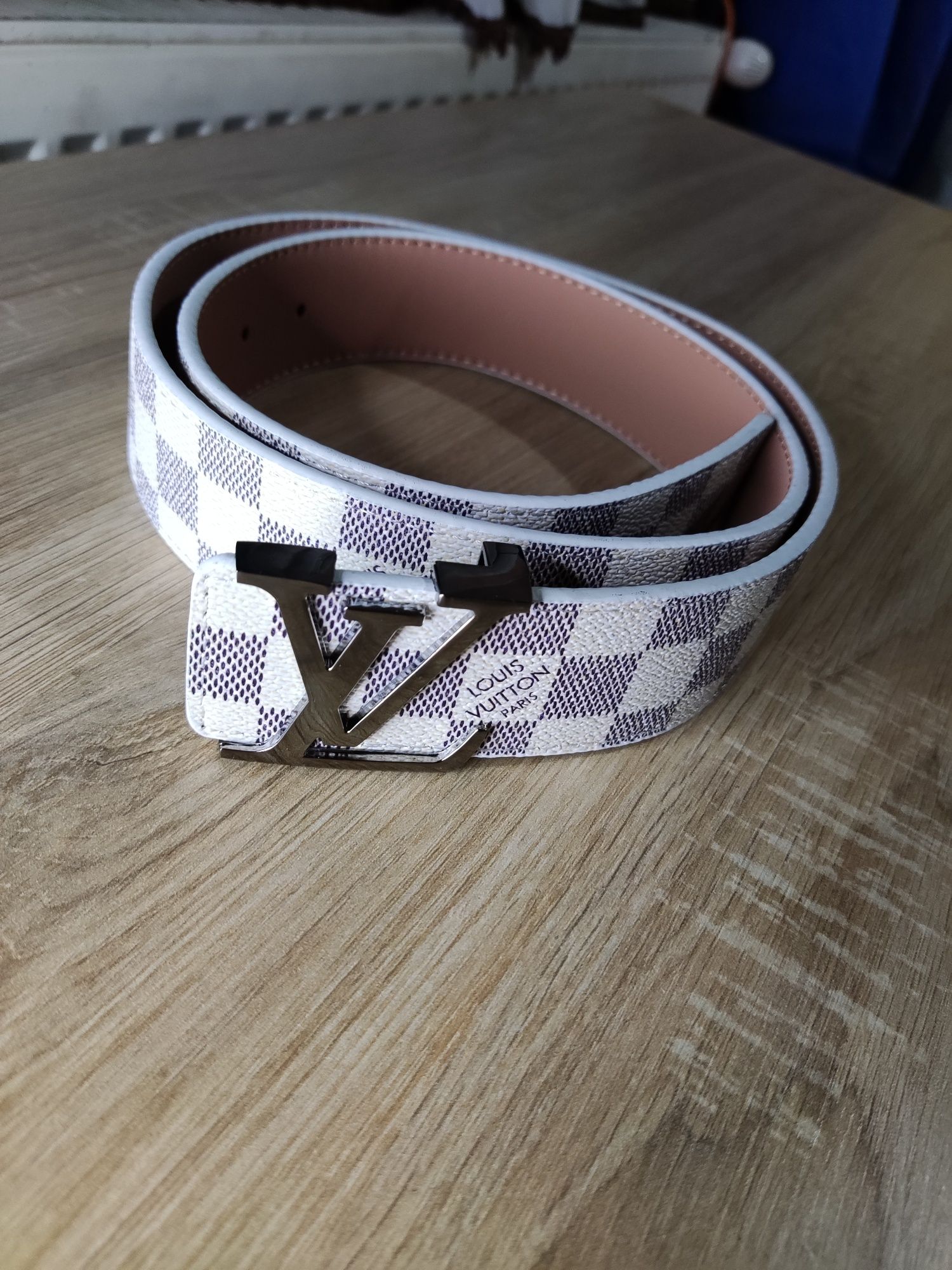 Curea Louis Vuitton alba