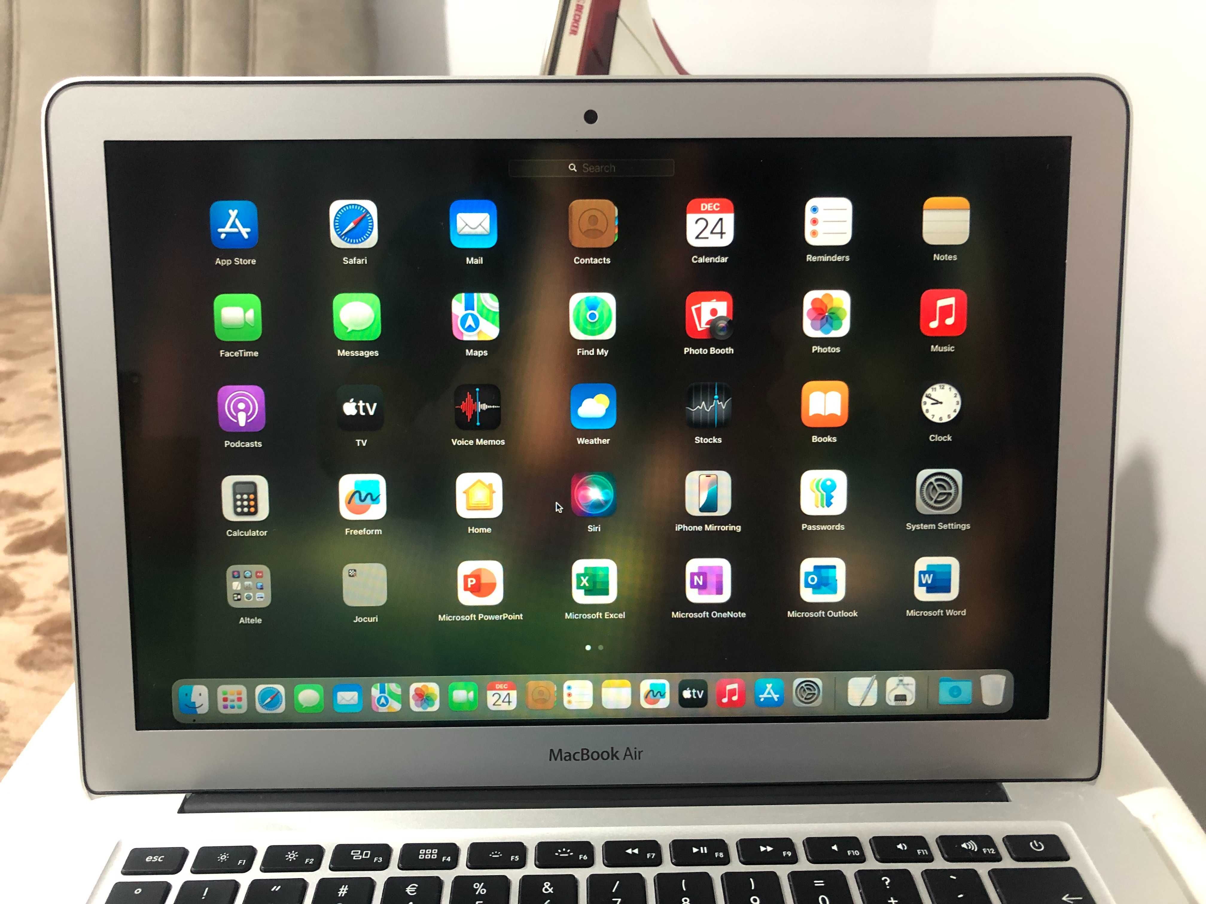 MacBook Air 13,3 inch 2017 i5 1,6 GHz,8 GB,SSD 256 GB. IMPECABIL