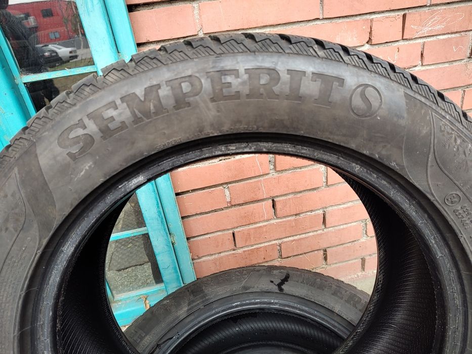 Продавам 2 зимни гуми 225/55/17 Semperit