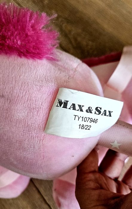 Unicorn roz de pluș pe un băț de lemn