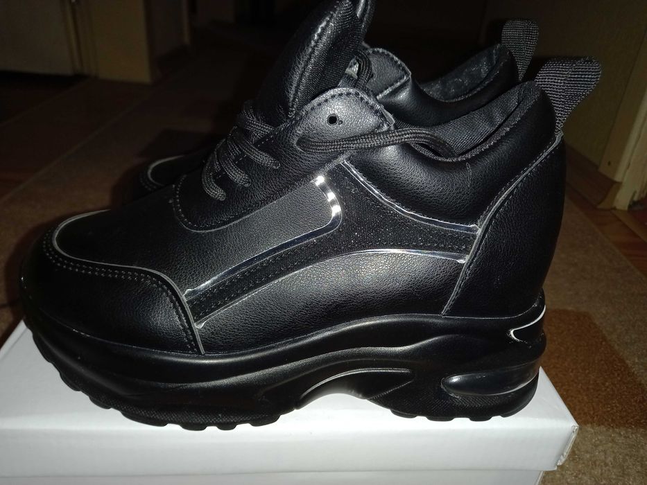 Дамски обувки тип маратонки