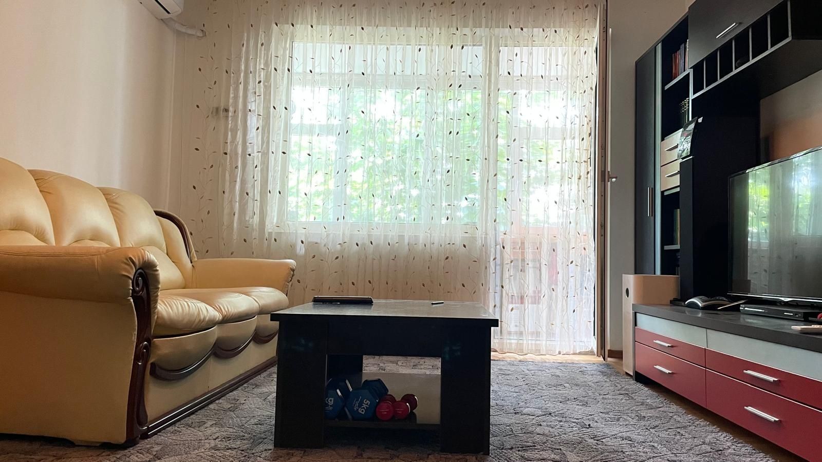 Vand apartament 3 camere bdul Chimiei etaj 2/4