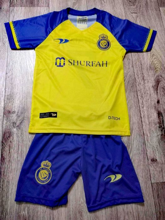 Нови детски футболни екипи, гети и шапки