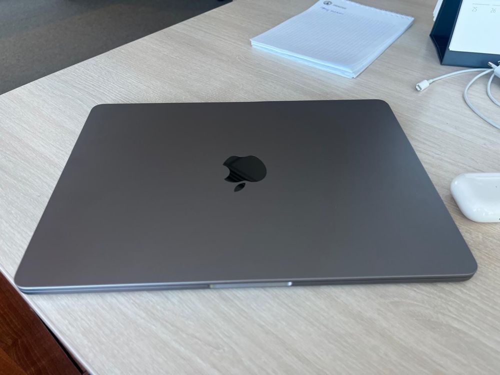 Продам Apple MacBook Air 13 2024 m3 8/256