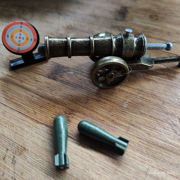 Топ - оръдие / Метален топ със снаряди.