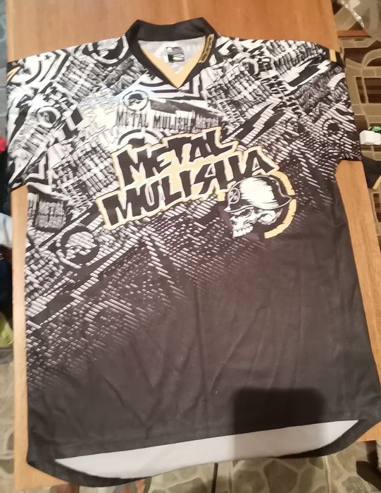 Tricouri sport peste armură