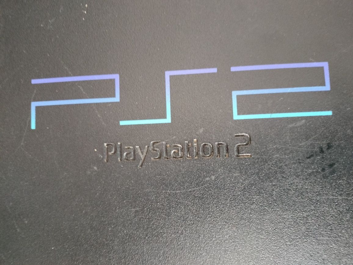 Vând PlayStation 2