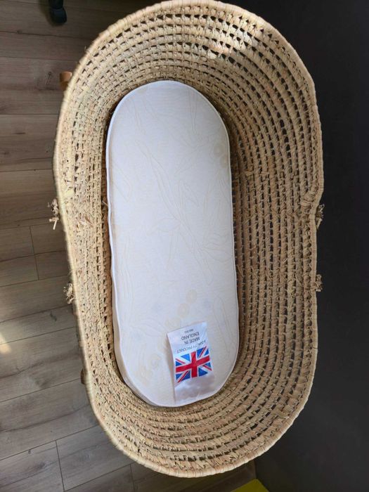 Next to me от ратан с дървена стойка