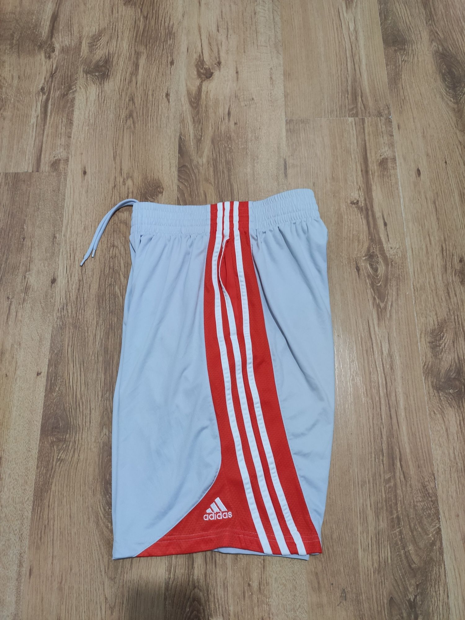 Pantaloni scurți Adidas mărimea S