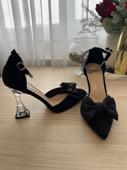 Pantofi noi, model deosebit marimea 40