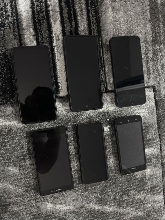 Vand diferite modele de telefoane