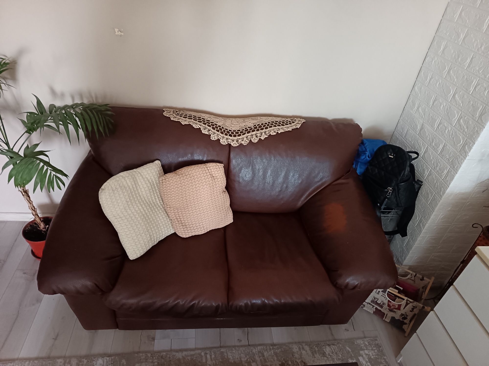 Продавам диван от еко кожа