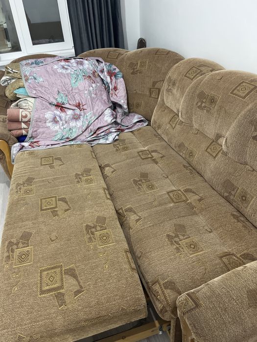Продам диван уголовой в хорошем состоянии.