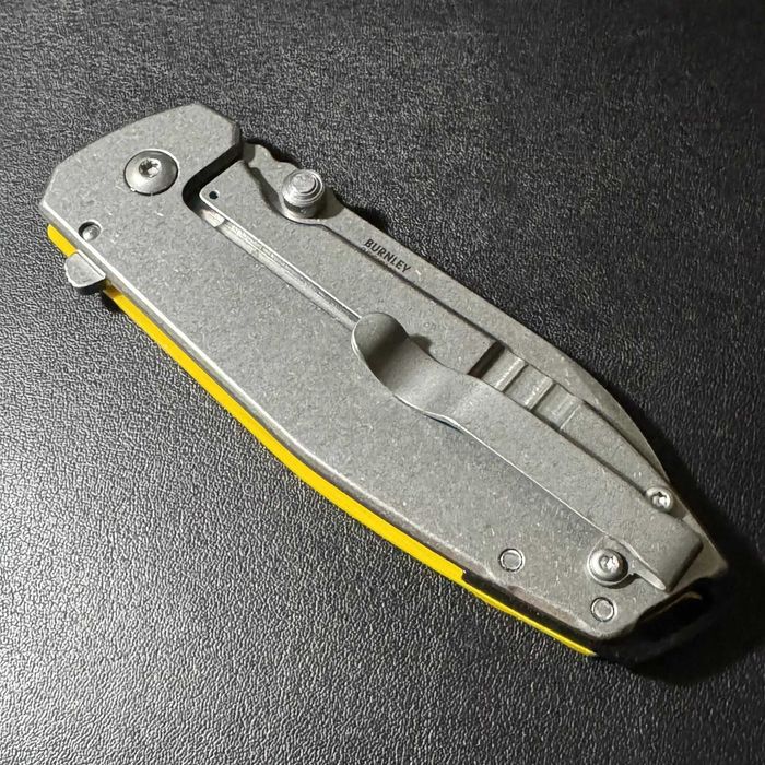 Cuțit pliabil DONUT x CRKT SQUID, lamă galbenă G10 D2, EDIȚIE SPECIALĂ