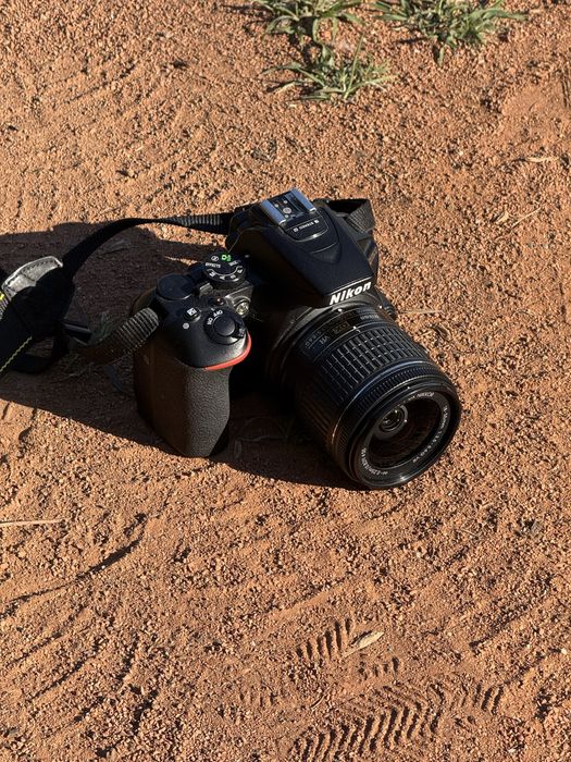 Продавам Nikon D5600 с обектив + аксесоари – Отлично състояние!