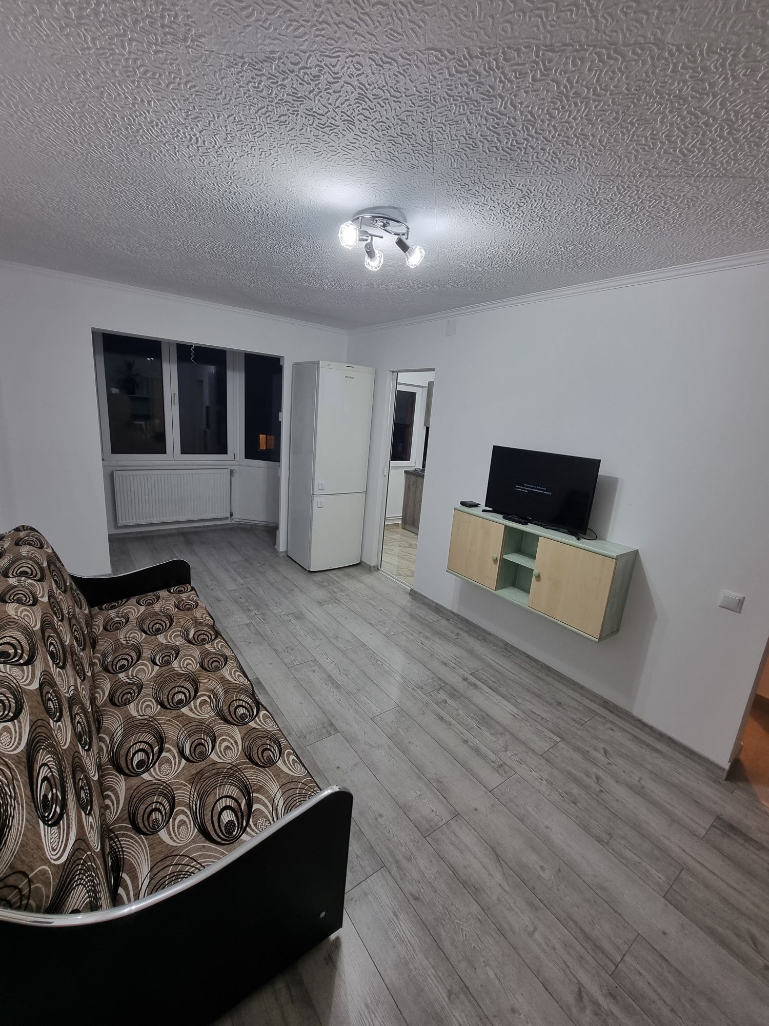 Vând garsonieră complet renovată