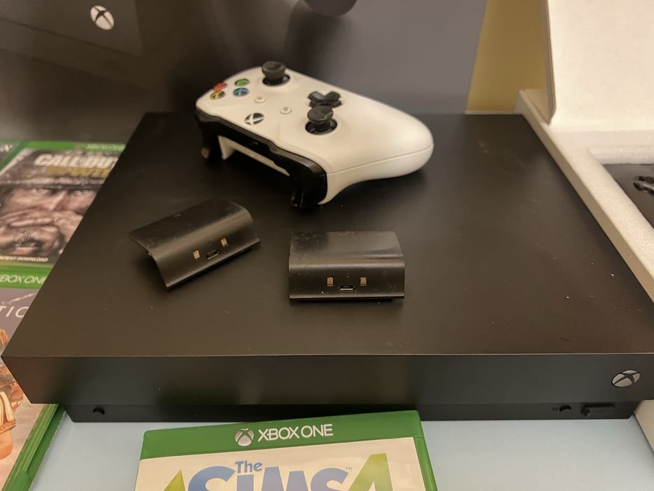 Xbox One X 1TB с 5 игри