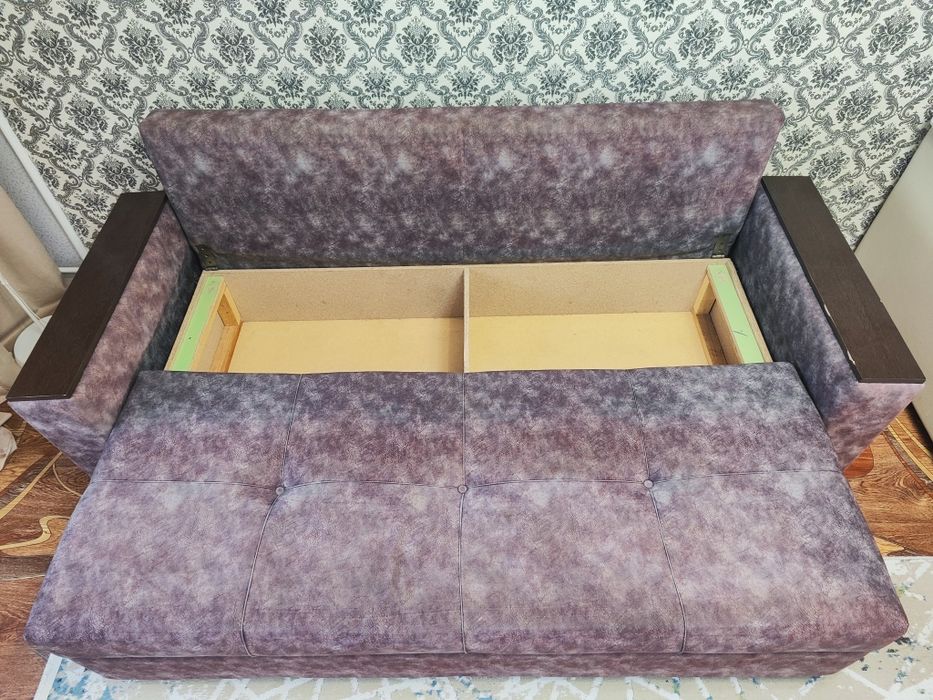 Диван с подушками