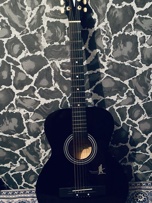 Продам акустическую гитару