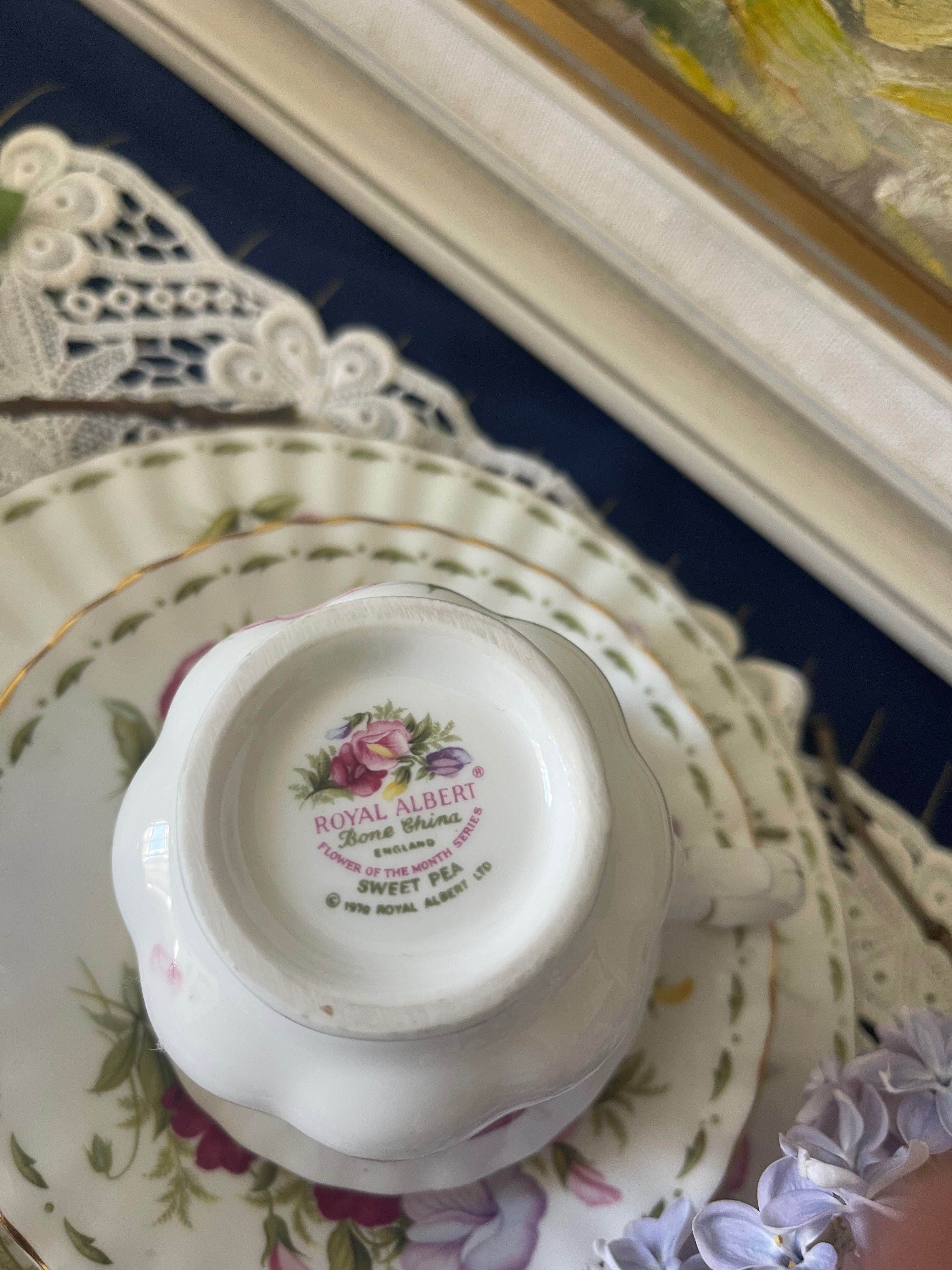 Колекционерски чаши Royal Albert – Flowers of the Month – Април и Юни