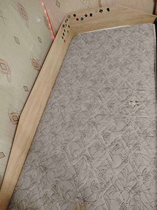 Единично легло с матрак